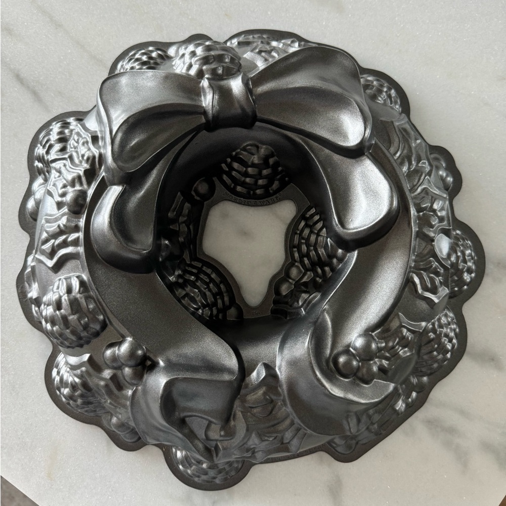 Holiday wreath Bundt pan